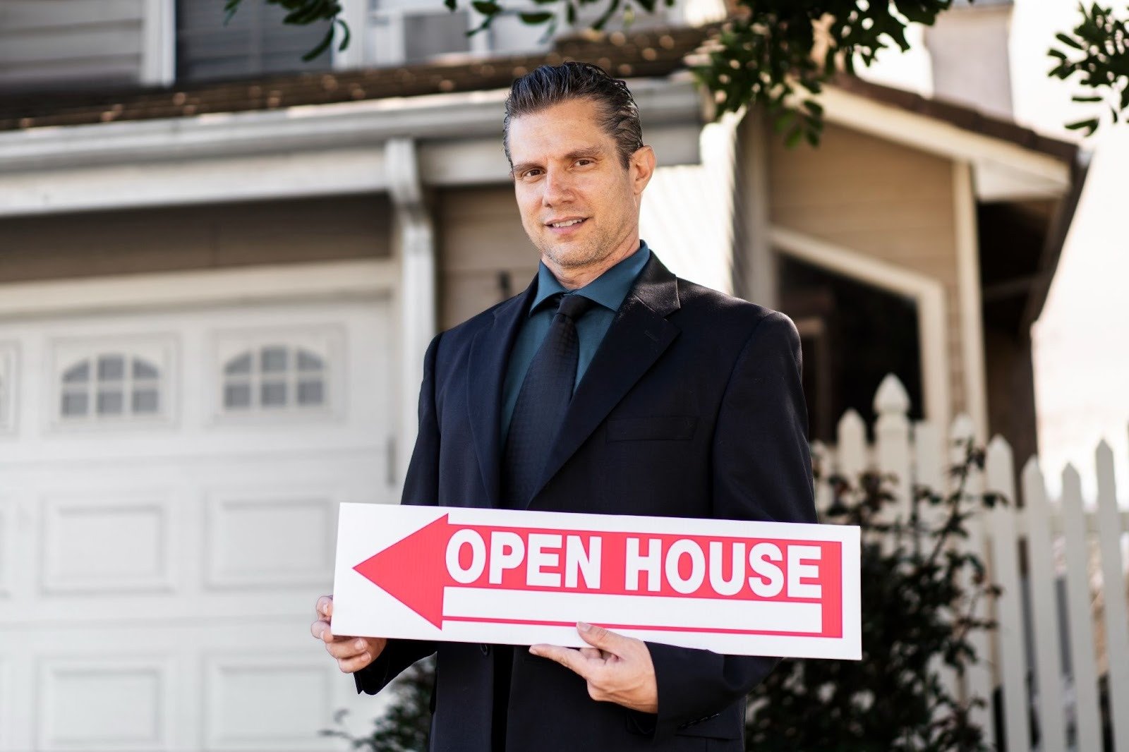 How Real Estate Signs Attract Potential Buyers